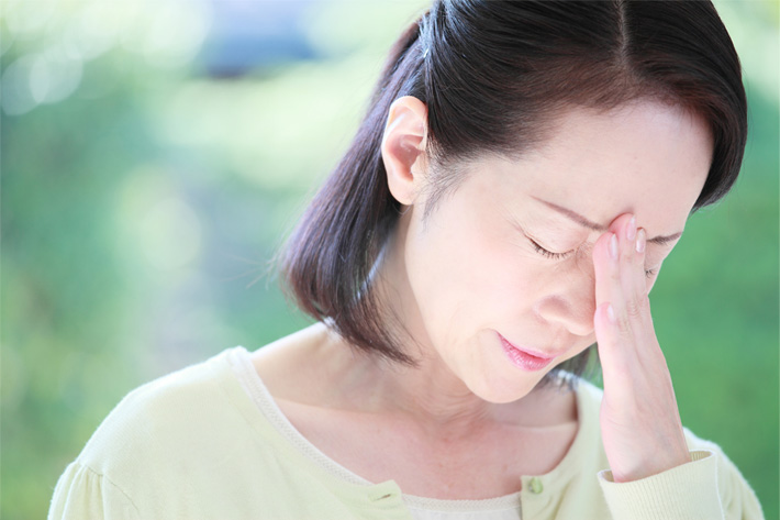 脳梗塞の初期症状に苦しむ方のイラスト画像