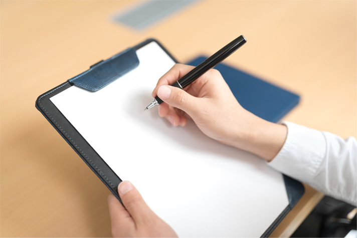 脳梗塞の初期症状があり、検査項目に自己チェックをしている方のイラスト画像