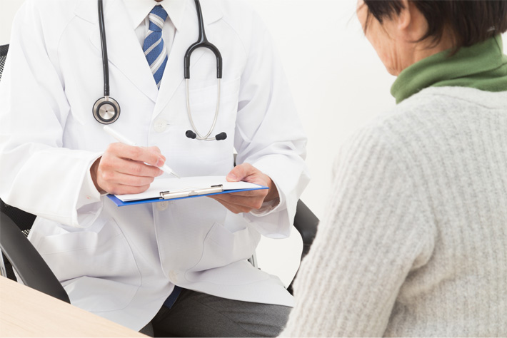 脳梗塞の予兆があり、医師に相談している方のイラスト画像