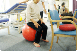 バランスボールを用いたリハビリの様子